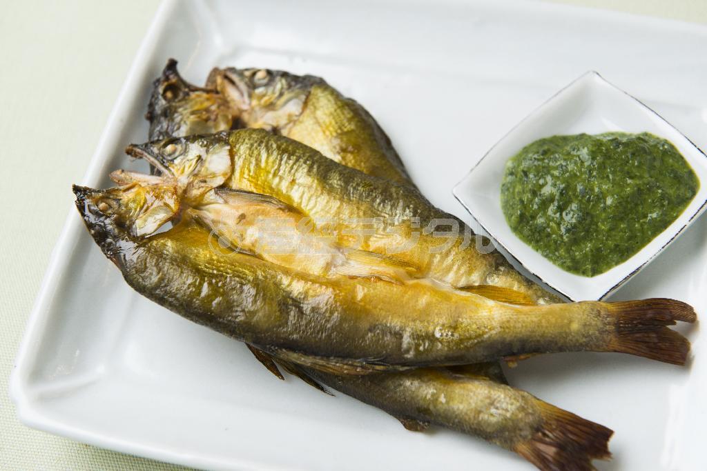 しっかり予熱をした魚焼きグリルで皮から先に焼き、途中上下を返す。尾を少し高くして脂が頭に移るようにするとカリッと焼ける（松下二郎さん撮影）