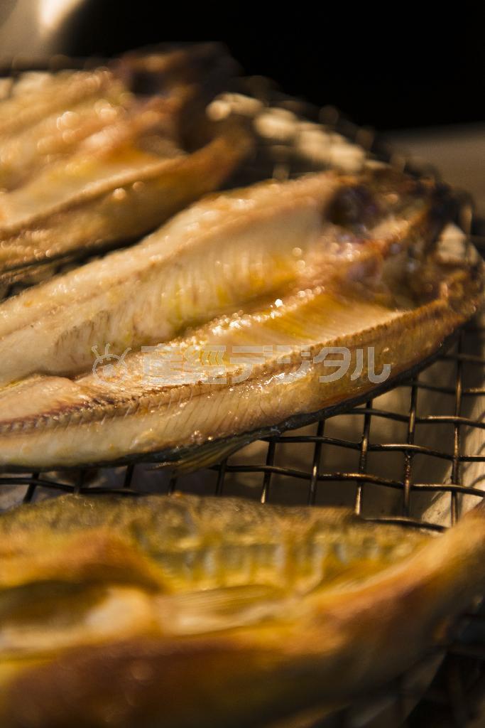 しっかり予熱をした魚焼きグリルで皮から先に焼き、途中上下を返す。尾を少し高くして脂が頭に移るようにするとカリッと焼ける（松下二郎さん撮影）