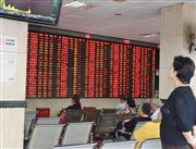 ９日、中国上海市内の証券会社で株価ボードを見る個人投資家ら（共同）