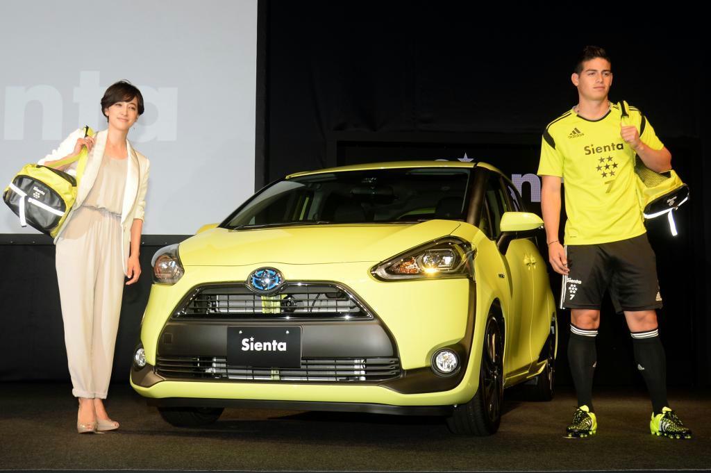 トヨタ新型車「シエンタ」をＰＲする滝川クリステルさん（左）とハメス・ロドリゲスさん＝９日、東京都渋谷区