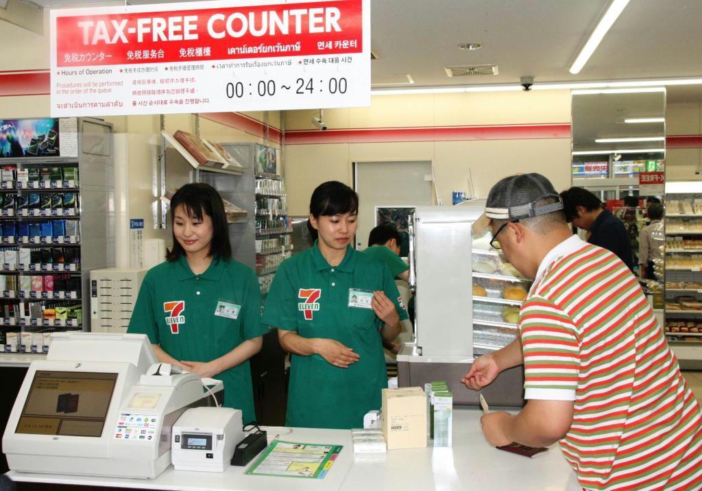 セブン－イレブン・ジャパンの免税対応店に設置される免税サービス用のレジ＝９日、東京都千代田区