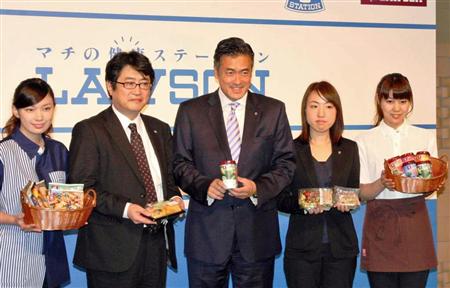 商品を手にするローソンの玉塚元一社長（中央）＝１０日、東京都港区（永田岳彦撮影）