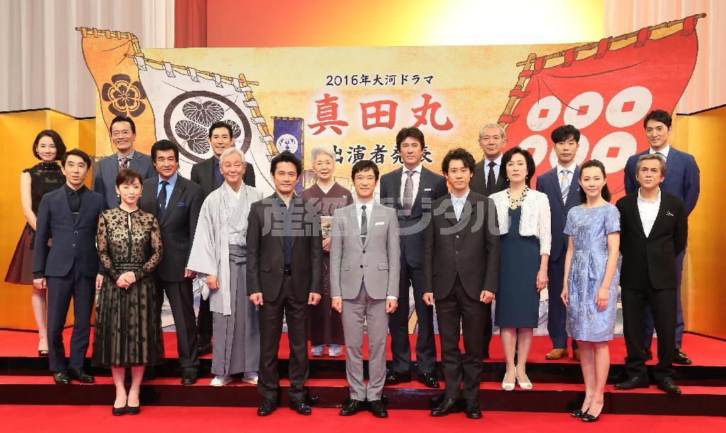 大河ドラマ「真田丸」出演者発表会見。フォトセッションに応じる（後列左から）吉田羊、遠藤憲一、高嶋政伸、草笛光子、中原丈雄、藤井隆、平岳大。（中列左から）段田安則、藤岡弘、近藤正臣、草刈正雄、高畑淳子、寺島進。（前列左から）斉藤由貴、内野聖陽、堺雅人、大泉洋、木村佳乃＝１０日、東京・渋谷のNHK放送センター（中鉢久美子撮影）