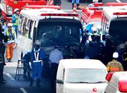 首都高の宝町出入り口付近で起きた車両事故。中央の警察護送車両の前部がつぶれている＝１０日午前、東京都中央区（宮崎瑞穂撮影）