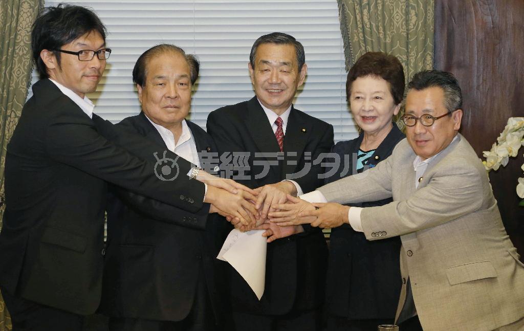 参院選挙制度改革案に合意し握手する（左から）日本を元気にする会の松田公太（こうた）代表、維新の党の片山虎之助参院議員会長、自民党の溝手顕正（みぞて・けんせい）参院議員会長、次世代の党の中山恭子参院議員会長、新党改革の荒井広幸代表＝２０１５年７月９日、国会（共同）