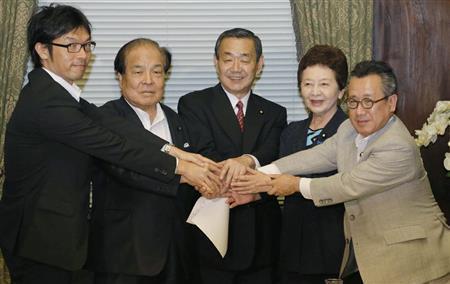 参院選挙制度改革案に合意し握手する（左から）日本を元気にする会の松田公太（こうた）代表、維新の党の片山虎之助参院議員会長、自民党の溝手顕正（みぞて・けんせい）参院議員会長、次世代の党の中山恭子参院議員会長、新党改革の荒井広幸代表＝２０１５年７月９日、国会（共同）