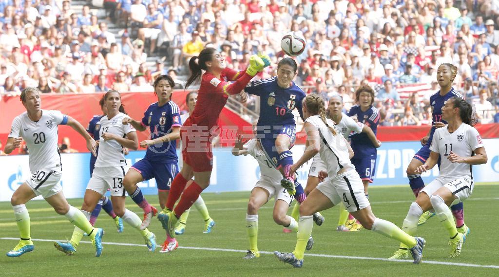 サッカーの女子ワールドカップ（Ｗ杯）カナダ大会の決勝で、後半、果敢に米国のゴール前に飛び込む澤穂希（ほまれ、中央）。最後まで諦めない「なでしこジャパン」の精神力は中国でも称賛された＝２０１５年７月５日、カナダ・ブリティッシュコロンビア州バンクーバー（共同）
