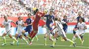 サッカーの女子ワールドカップ（Ｗ杯）カナダ大会の決勝で、後半、果敢に米国のゴール前に飛び込む澤穂希（ほまれ、中央）。最後まで諦めない「なでしこジャパン」の精神力は中国でも称賛された＝２０１５年７月５日、カナダ・ブリティッシュコロンビア州バンクーバー（共同）