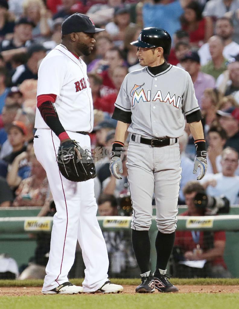 レッドソックス戦の四回、中前打で出塁し、一塁手デビッド・オルティス（左）と話すマーリンズのイチロー＝２０１５年７月８日、米マサチューセッツ州ボストン（共同）