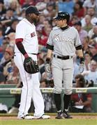 レッドソックス戦の四回、中前打で出塁し、一塁手デビッド・オルティス（左）と話すマーリンズのイチロー＝２０１５年７月８日、米マサチューセッツ州ボストン（共同）