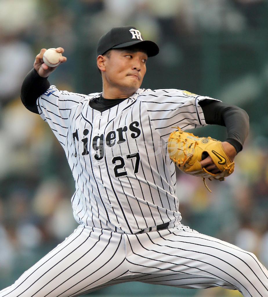 先発の阪神・秋山拓巳。勝利はお預けとなった＝２０１５年７月９日、兵庫県西宮市・甲子園球場（安部光翁撮影）