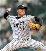 先発の阪神・秋山拓巳。勝利はお預けとなった＝２０１５年７月９日、兵庫県西宮市・甲子園球場（安部光翁撮影）