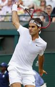 男子シングルスで４強入りしたロジャー・フェデラー＝２０１５年７月、英国・ウィンブルドン（共同）