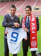 サッカーのドイツ１部リーグ、マインツのユニホームを手にする武藤嘉紀（よしのり、右）＝２０１５年７月９日、ドイツ・ラインラント＝プファルツ州マインツ（共同）