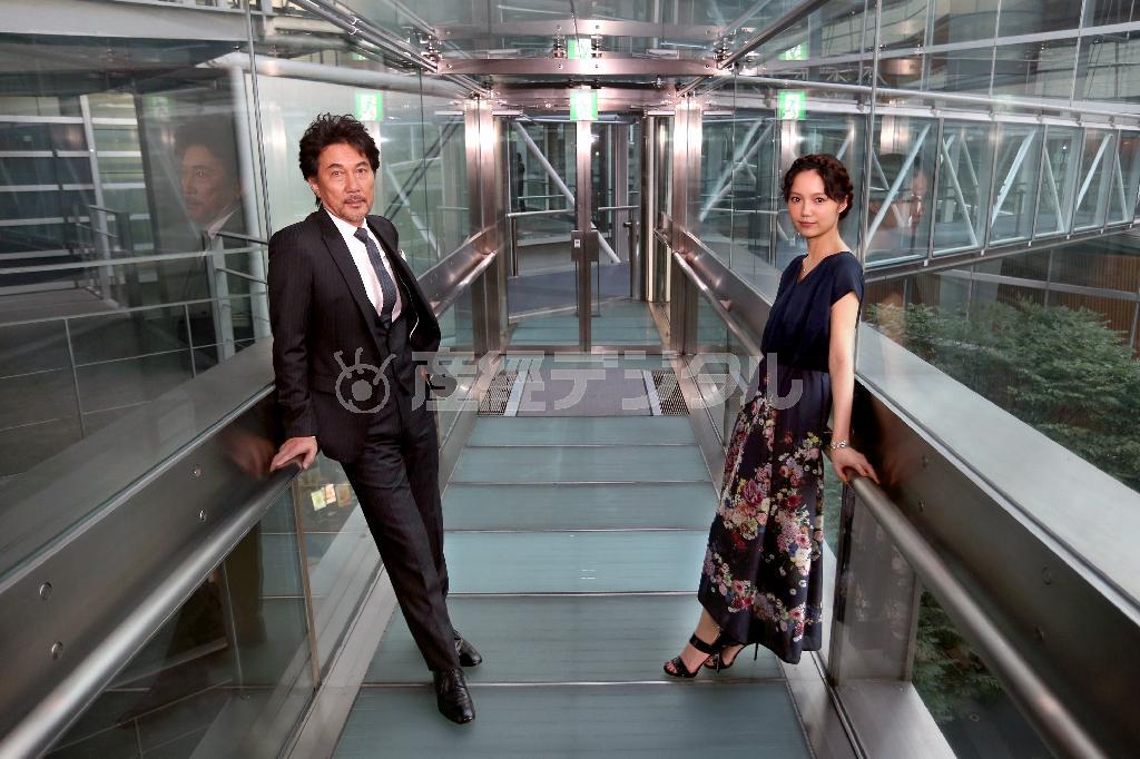 「声優にもどんどん挑んでいきたい」と語る主演の役所広司（やくしょ・こうじ）さん（左）と宮崎あおいさん＝２０１５年６月１５日、東京都千代田区（蔵賢斗撮影）