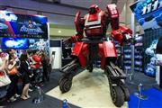 今年の東京おもちゃショーに登場した巨大ロボット「クラタス」。量産化も想定されているが、高額のため、発注はまだないという＝２０１５年６月１８日、東京都江東区の東京ビッグサイト（ロイター）