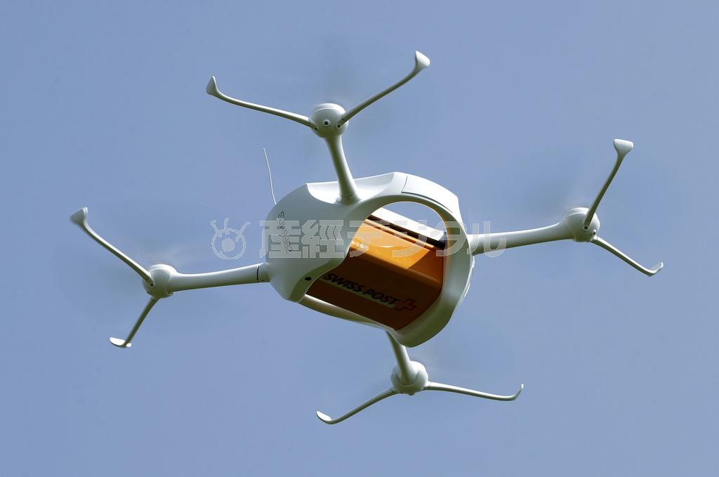 小型無人機「ドローン」＝２０１５年７月７日、スイス・バ＝ヴリー（ロイター）