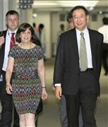 ＴＰＰの事務レベル協議に臨む、大江博首席交渉官代理（右）と米通商代表部のカトラー次席代表代行＝９日、外務省（代表撮影）