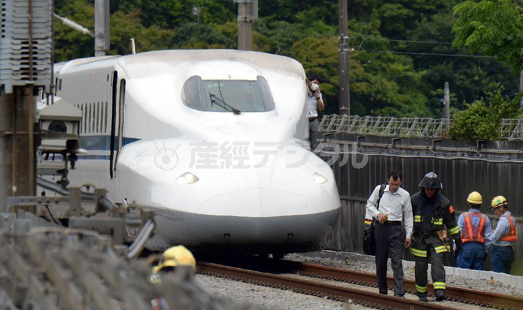 車内で火災が発生し、小田原駅手前で停車する東海道新幹線「のぞみ２２５号」＝２０１５年６月３０日、神奈川県小田原市（川口良介撮影）