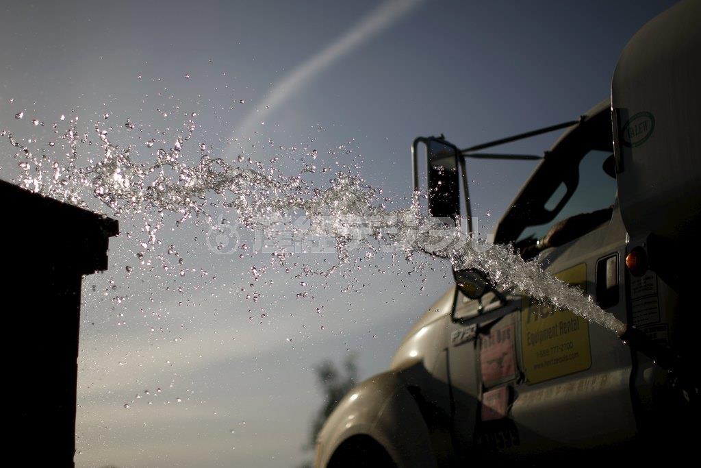 米カルフォルニア州で乾いた土に水をまくタンク車。干魃（かんばつ）が続く中、自分だけが潤う水の使い方には、市民の視線は厳しい＝２０１５年４月１１日（ロイター）