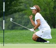 ３番でチップインバーディーを決め、ガッツポーズの鈴木愛＝２０１５年７月９日、米ペンシルベニア州ランカスターのランカスターＣＣ（共同）