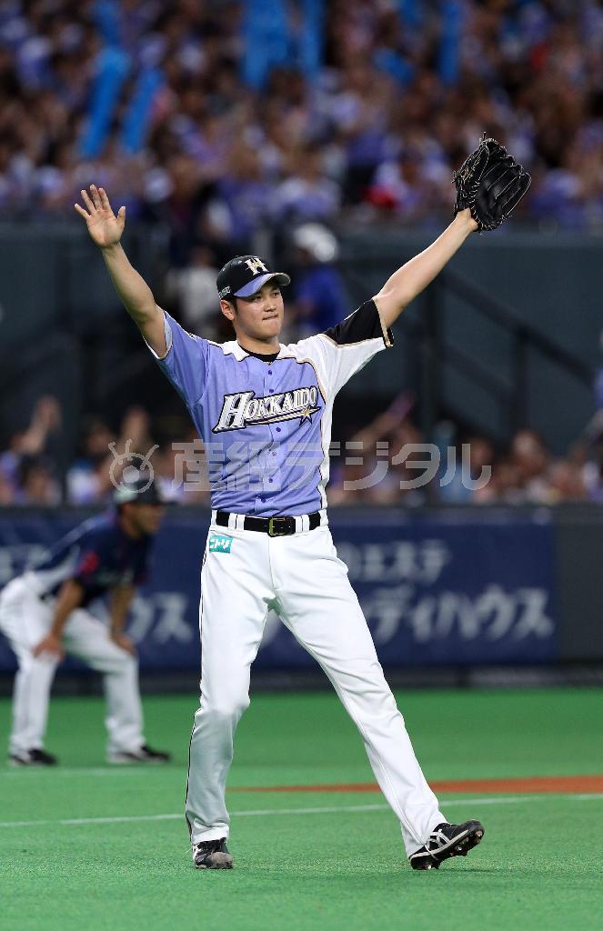 七回表２死、西武・鬼崎裕司（おにざき・ゆうじ）の右球を岡大海（おか・ひろみ）が好捕し、両手を突き上げる大谷翔平＝２０１５年７月１０日、北海道札幌市豊平区・札幌ドーム（高橋茂夫撮影）