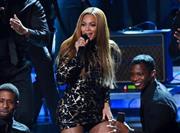 米歌手、ビヨンセさん＝２０１５年２月１０日、米カリフォルニア州ロサンゼルス（ＡＰ）