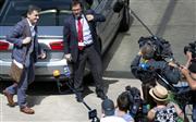 １１日、ブリュッセルで、ユーロ圏財務相会合の会場に到着したギリシャのチャカロトス財務相（左端）（ＡＰ）