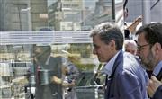 ユーロ圏財務相会合の会場に到着したギリシャのチャカロトス財務相＝１１日、ブリュッセル（ＡＰ）