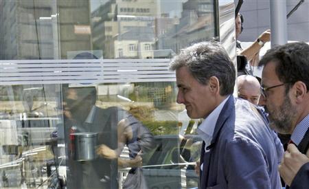 ユーロ圏財務相会合の会場に到着したギリシャのチャカロトス財務相＝１１日、ブリュッセル（ＡＰ）