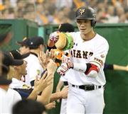 一回、先制ソロ本塁打を放ちナインに迎えられる坂本勇人＝２０１５年７月１１日、東京都文京区・東京ドーム（春名中撮影）