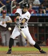 レッズ戦の六回、代打で左翼線安打を放つマーリンズのイチロー＝２０１５年７月１０日、米フロリダ州マイアミ（共同）