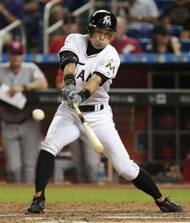 レッズ戦の六回、代打で左翼線安打を放つマーリンズのイチロー＝２０１５年７月１０日、米フロリダ州マイアミ（共同）