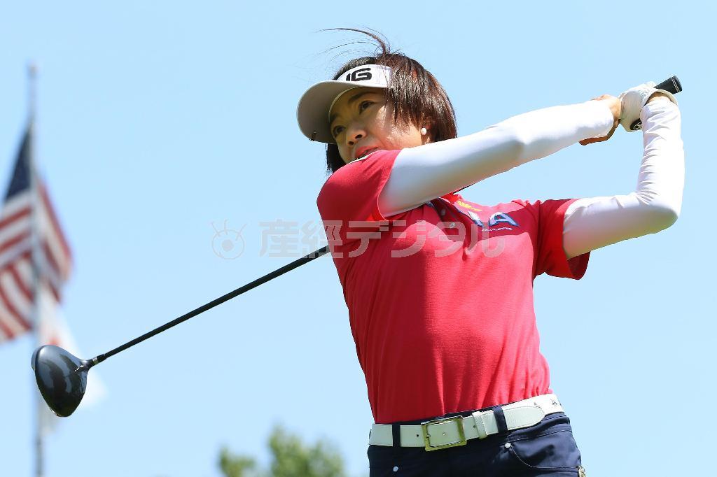 第２ラウンド、１０番でティーショットを放つ大山志保。通算４アンダー＝２０１５年７月１０日、米ペンシルベニア州ランカスターのランカスターＣＣ（共同）