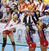 第２セット、スパイクを放つ宮部藍梨（あいり、左）＝２０１５年７月１１日、埼玉県さいたま市桜区・さいたま市記念総合体育館（共同）