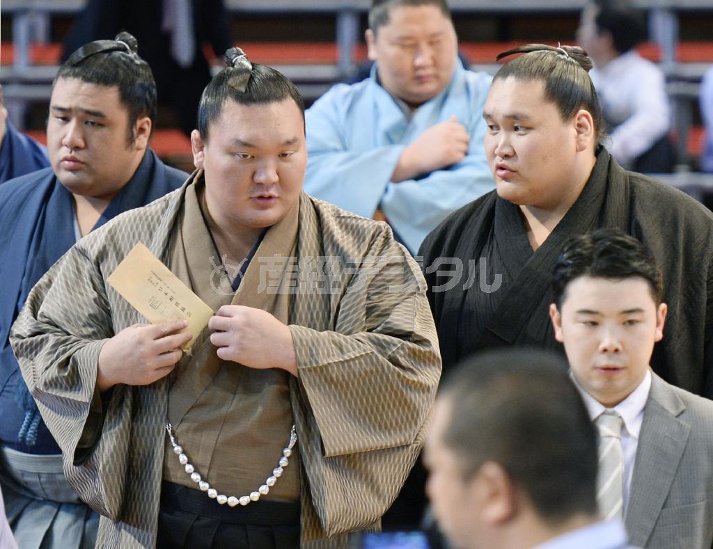 安全を祈願する土俵祭りを終え、引き揚げる横綱白鵬と新大関照ノ富士（右端）＝２０１５年７月１１日、愛知県名古屋市中区・愛知県体育館（共同）