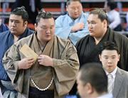 安全を祈願する土俵祭りを終え、引き揚げる横綱白鵬と新大関照ノ富士（右端）＝２０１５年７月１１日、愛知県名古屋市中区・愛知県体育館（共同）