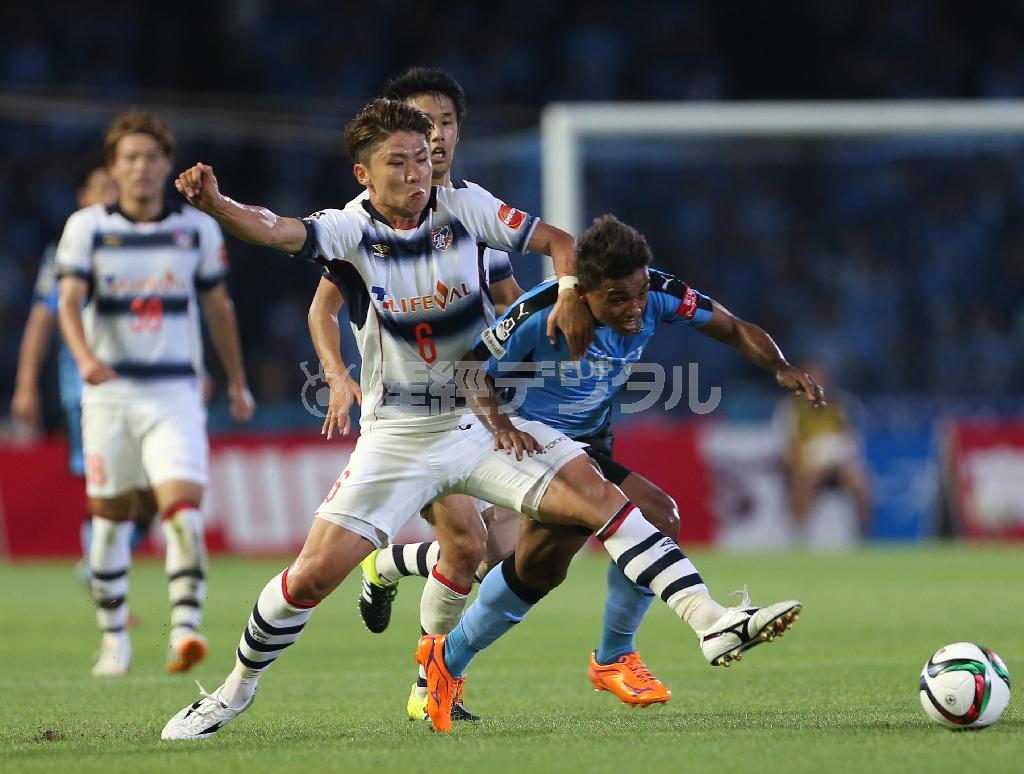 前半、川崎のレナト（右）と競り合うＦＣ東京・太田宏介（中央）＝２０１５年７月１１日、神奈川県川崎市中原区の等々力陸上競技場（吉沢良太撮影）