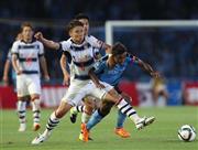 前半、川崎のレナト（右）と競り合うＦＣ東京・太田宏介（中央）＝２０１５年７月１１日、神奈川県川崎市中原区の等々力陸上競技場（吉沢良太撮影）