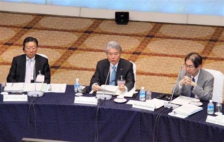 アジア・ビジネス・サミットであいさつする経団連の榊原定征会長（中央）＝１３日午前、東京都千代田区