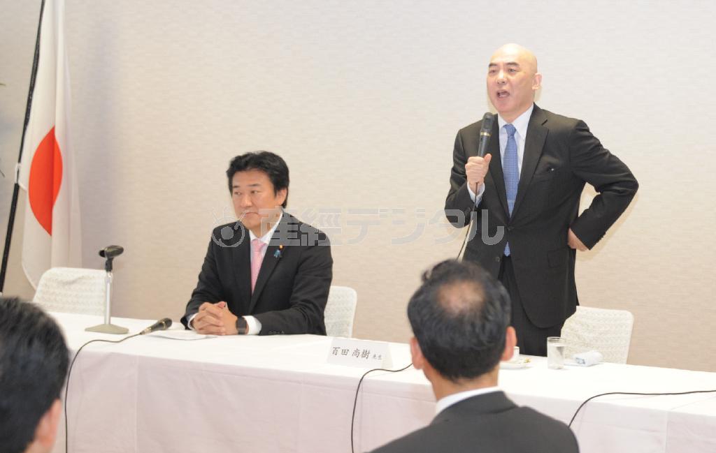 自民党の勉強会で挨拶する百田尚樹氏（右）。この時の発言は、安全保障に関する日本の戦後法制史の情けなさを端的に物語った＝２０１５年６月２５日、東京都千代田区永田町の自民党本部（斎藤良雄撮影）