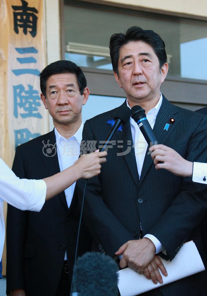 報道陣の質問に答える安倍晋三（しんぞう）首相（右）＝２０１５年７月１１日午後２時２２分、宮城県本吉郡南三陸町（代表撮影）