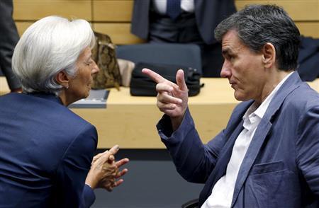 再開したユーロ圏財務相会合で話し込む、国際通貨基金のクリスティーヌ・ラガルド専務理事（左）とギリシャのユークリッド・チャカロトス財務相＝２０１５年７月１２日、ベルギー・首都ブリュッセル（ロイター）