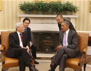 ７月７日、ホワイトハウスでバラク・オバマ大統領（右）と会談するベトナムのグエン・フー・チョン共産党書記長＝２０１５年、米国・首都ワシントン（国営ベトナム通信＝共同）