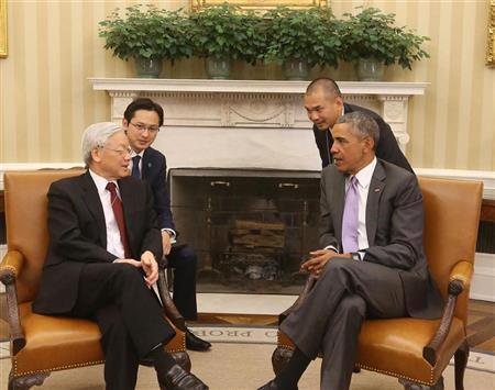 ７月７日、ホワイトハウスでバラク・オバマ大統領（右）と会談するベトナムのグエン・フー・チョン共産党書記長＝２０１５年、米国・首都ワシントン（国営ベトナム通信＝共同）