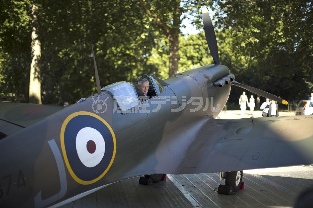 飛べるように修復された第二次大戦中の英軍主力戦闘機スピットファイア＝２０１５年７月３日、英国・首都ロンドン（ＡＰ）