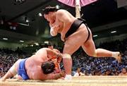 照ノ富士（右）が上手投げで碧山（あおいやま）を破る＝２０１５年７月１２日、愛知県名古屋市中区・愛知県体育館（山田喜貴撮影）