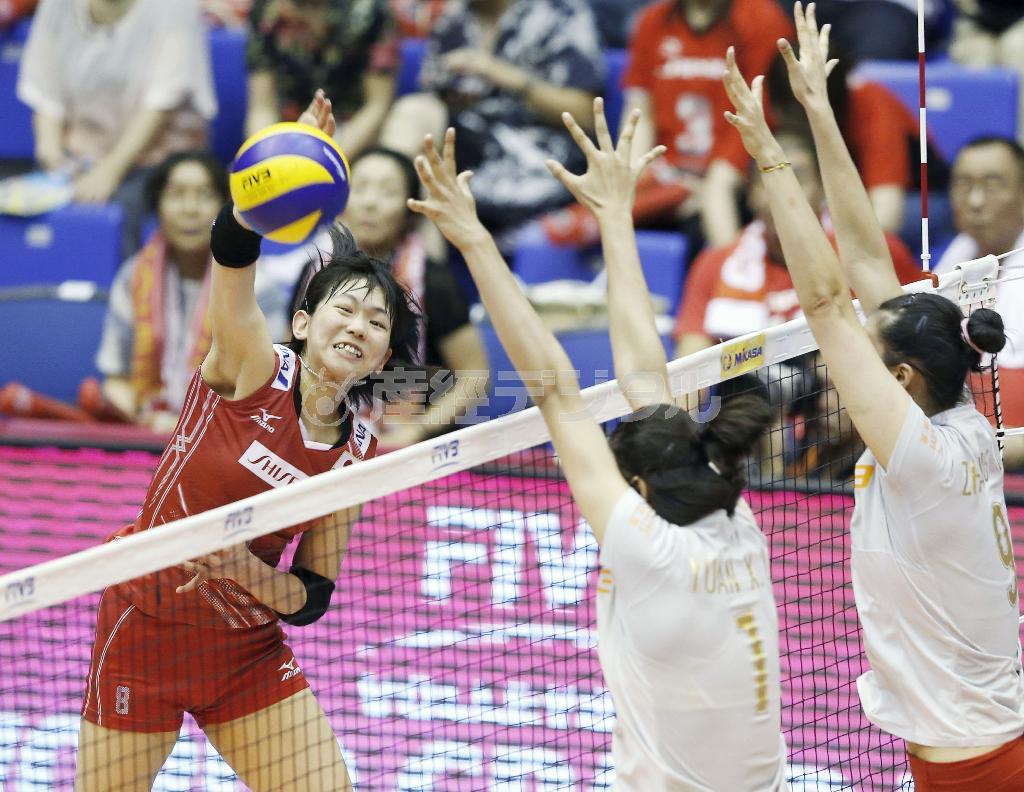 日本－中国の第２セット、スパイクを放つ古賀紗理那（さりな、左）＝２０１５年７月１２日、埼玉県さいたま市桜区のさいたま市記念総合体育館（共同）