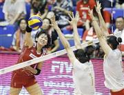 日本－中国の第２セット、スパイクを放つ古賀紗理那（さりな、左）＝２０１５年７月１２日、埼玉県さいたま市桜区のさいたま市記念総合体育館（共同）