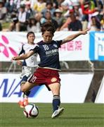 岡山湯郷（ゆのごう）－ＩＮＡＣ神戸の前半、シュートを放つ岡山湯郷・宮間あや＝２０１５年７月１２日、岡山県美作市の岡山県美作（みまさか）ラグビー・サッカー場（鳥越瑞絵撮影）